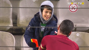 Árbitro do Moreirense-Arouca ofereceu os cartões a um jovem adepto antes do início do jogo