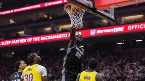Todos rendidos a Neemias Queta nos Sacramento Kings: «Adoro-o!»