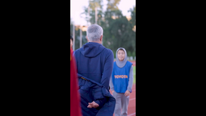 Sorriso que diz tudo: Mourinho oferece 'presente de Natal antecipado' a jovem apanha-bolas