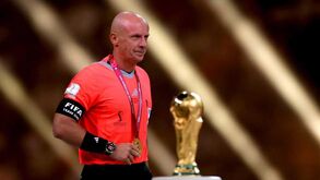 Árbitro da final responde às críticas: «Não mostraram uma imagem onde estão sete suplentes em campo...»