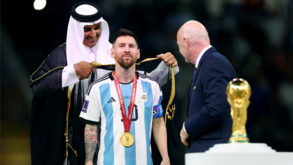 Membro do parlamento de Omã oferece cerca de 1M€ pelo 'bisht' que Messi usou no Mundial'2022