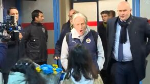 Crianças a chorar e cânticos aos gritos: Jorge Jesus recebido em euforia em Trabzon