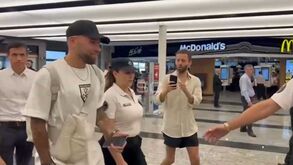 Otamendi já está a caminho de Portugal: defesa do Benfica foi aplaudido na chegada ao aeroporto