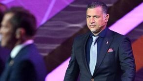 Autoridades iranianas desviam voo para impedir que mulher e filha de Ali Daei deixem o país
