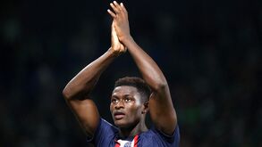 PSG revela que Nuno Mendes deve regressar aos treinos dentro de duas semanas
