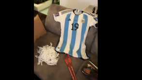 Otamendi mostra as recordações do título mundial: medalha, chuteiras com relva e camisolas por lavar