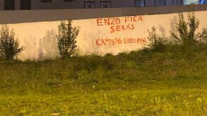 Adeptos do Benfica fazem pedido a Enzo: «Fica, serás campeão europeu»