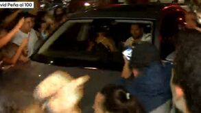 Messi vai a festa de aniversário da sobrinha e é recebido assim por populares em Rosário