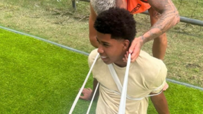 Jovem jogador do Vasco da Gama acerta transferência para o Chelsea e é amarrado por colegas para não ir embora