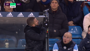 Kyle Walker não descansou enquanto não retirou a câmara do banco do Manchester City