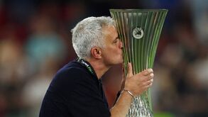 José Mourinho completa tríade de conquistas