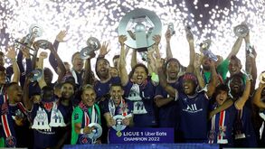 Título regressa a Paris sob um coro de assobios
