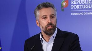 Manchete do CM demite ministro Pedro Nuno Santos