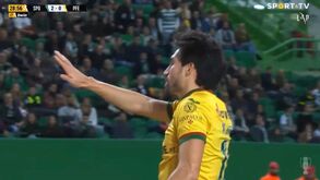 Gaitán pontapeou a bola para as bancadas de Alvalade, pediu desculpa mas não se livrou do amarelo