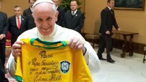 Vaticano lembra rei Pelé com imagens com quatro últimos papas