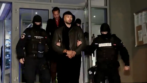 O momento em que Andrew Tate foi detido por suspeitas de violação e tráfico humano