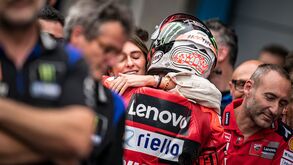 Namorada de Bagnaia revela acidentado encontro: «Quis exibir-se e acabámos contra um poste»