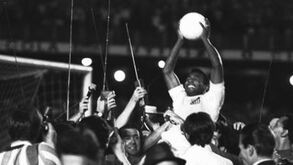 Após o desaste aéreo de Munique, o Man. United tentou reerguer a equipa com Pelé