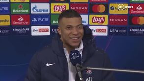 O vídeo que prova que Mbappé... transforma a voz quando fala aos jornalistas