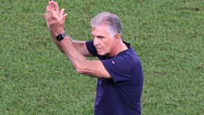Carlos Queiroz perto da seleção do Qatar