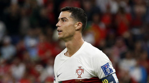 Jamie Carragher: «Cristiano Ronaldo terminou a carreira com uma entrevista e Messi conquistou um Mundial»