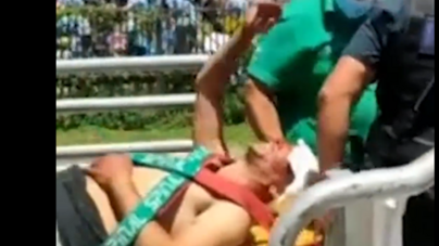 Caiu do autocarro dos campeões do Mundo... mas continua a festejar! A reação imperdível do adepto a caminho do hospital