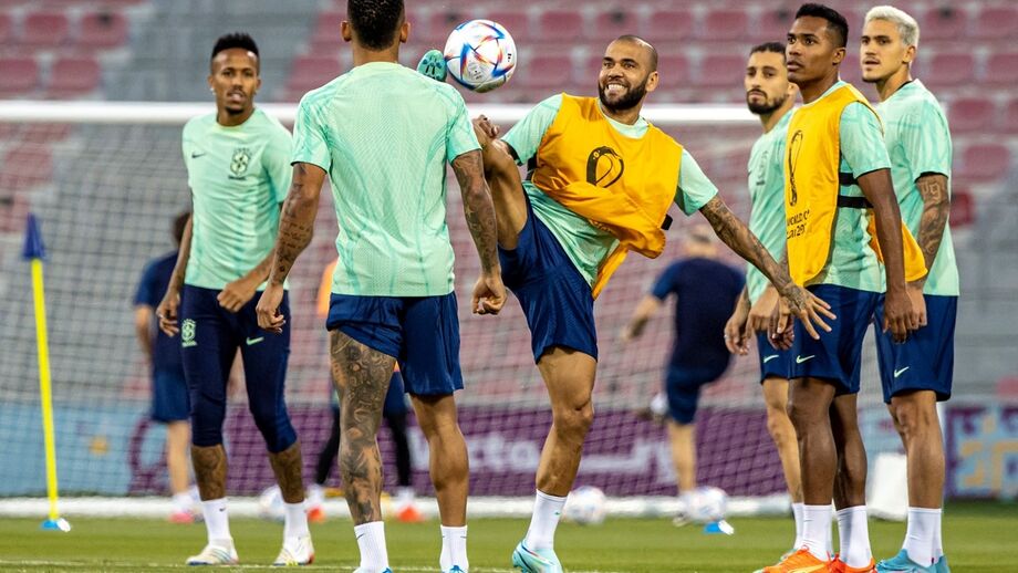 NOVIDADE. Dani Alves avança num onze com mudanças