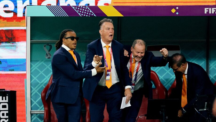 ESTRELAS. Van Gaal com Davids e Blind no banco da Holanda