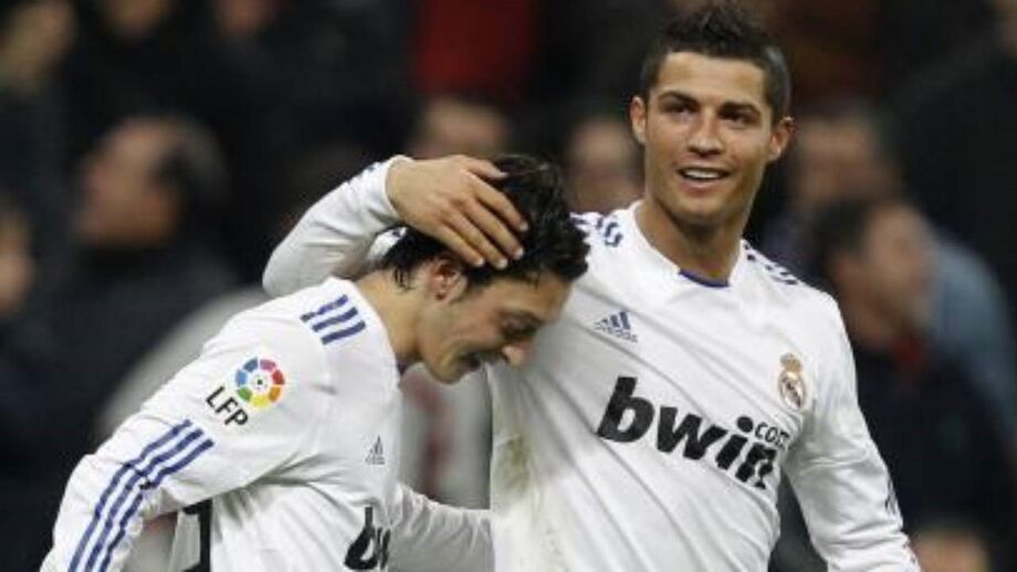 Özil sai em defesa de Ronaldo e atira: «Comentadores sem carreira que só querem atenção»