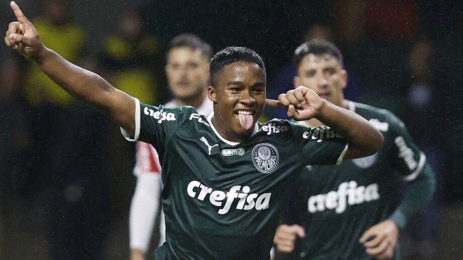 Dos bancos da escola para a alta roda do futebol europeu: Brasil exporta craques cada vez mais jovens