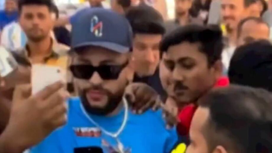 Centenas de pessoas rodearam o falso 'Ney'