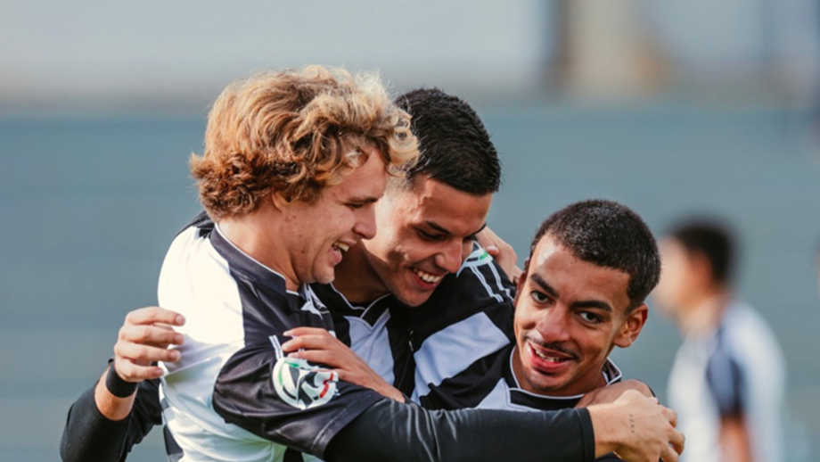 Davis à direita da imagem