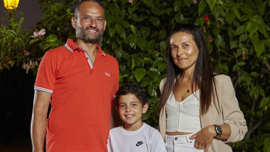 Pai, mãe e irmão: família Ramos com motivos para sorrir