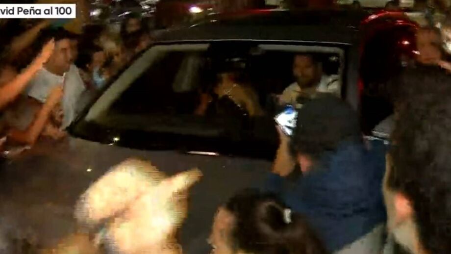 Craque argentino viu o seu carro ser rodeado por fervorosos adeptos