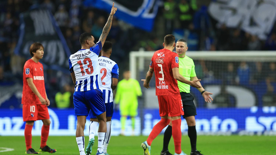 A crónica do FC Porto-Gil Vicente, 2-0: Embrulho simples trazia as 'meias'