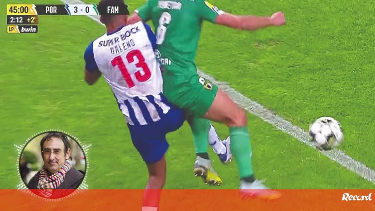 Um momento incrível entre GRs: Roncaglio defende penalti com a cara, tomba  com a baliza e foi Sarmiento (outro GR) a acudir (VIDEO) : A Última Barreira