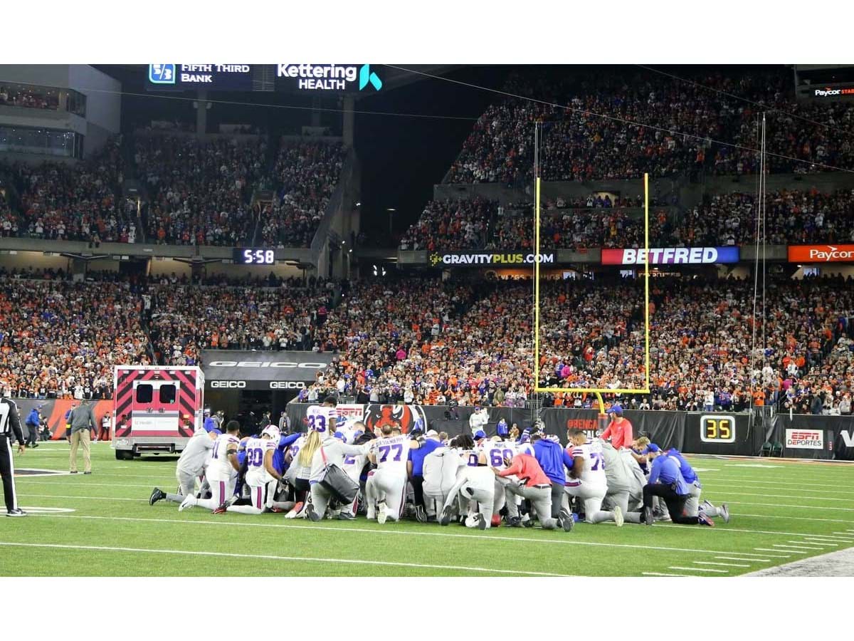 Jogador de futebol americano deixa estádio de ambulância após