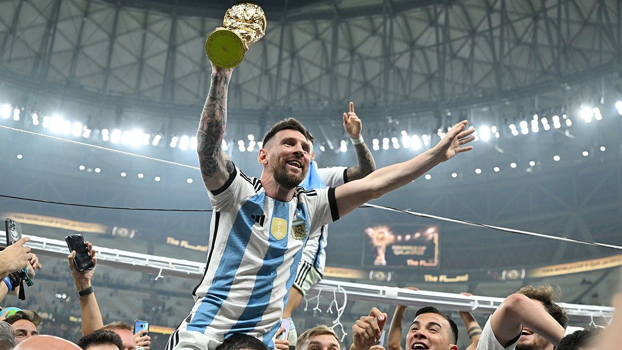 Lionel Messi levanta a taça de campeão do mundo no seu último Mundial