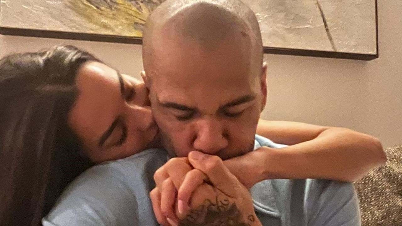 Mulher de Dani Alves faz pedido à imprensa e desabafa «Estou a ser atormentada...» - Espanha imagem