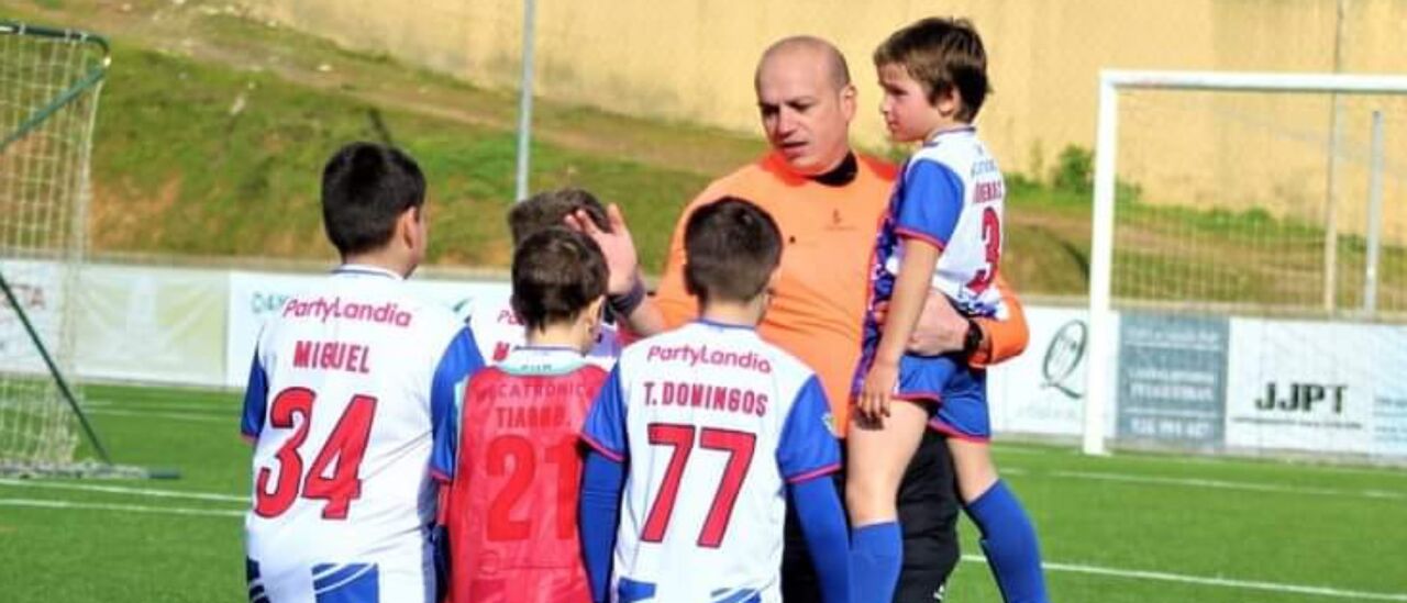 O momento em que o árbitro deu ânimo aos jogadores 