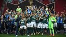 Abel Ferreira surpreendido com banho dos jogadores na conferência de imprensa