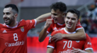 Jogadores do Benfica festejam com adeptos conquista da Taça da Liga de futsal