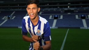 Gonçalo Sousa subiu ao Dragão pela mão de Brahimi e agora assinou contrato profissional