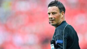 Mark Clattenburg obrigado a fugir do Egito: Líder do Zamalek disse que o inglês é gay
