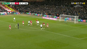 Foi com este remate de primeira que Bruno Fernandes fechou as contas do Nottingham-Man. United