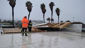 Mau tempo: Telhado de pizzaria na praia de Carcavelos voa e provoca um ferido ligeiro