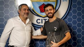 O momento da entrega do Prémio Artur Agostinho a Bernardo Silva