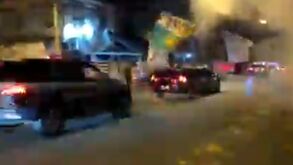 Muitos foguetes e bandeiras: corpo de Pelé chega à Vila Belmiro em ambiente de festa