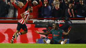 A crónica do Brentford-Liverpool, 3-1: Quem tanto erra merece castigo