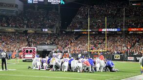 Jogador dos Buffalo Bills colapsa em campo e está em estado crítico
